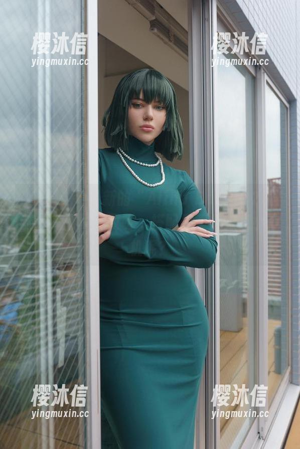 快来看这个最新的“Alina Becker2B圣诞装”照片，哎呀，搭配是不是有点小心机呢？